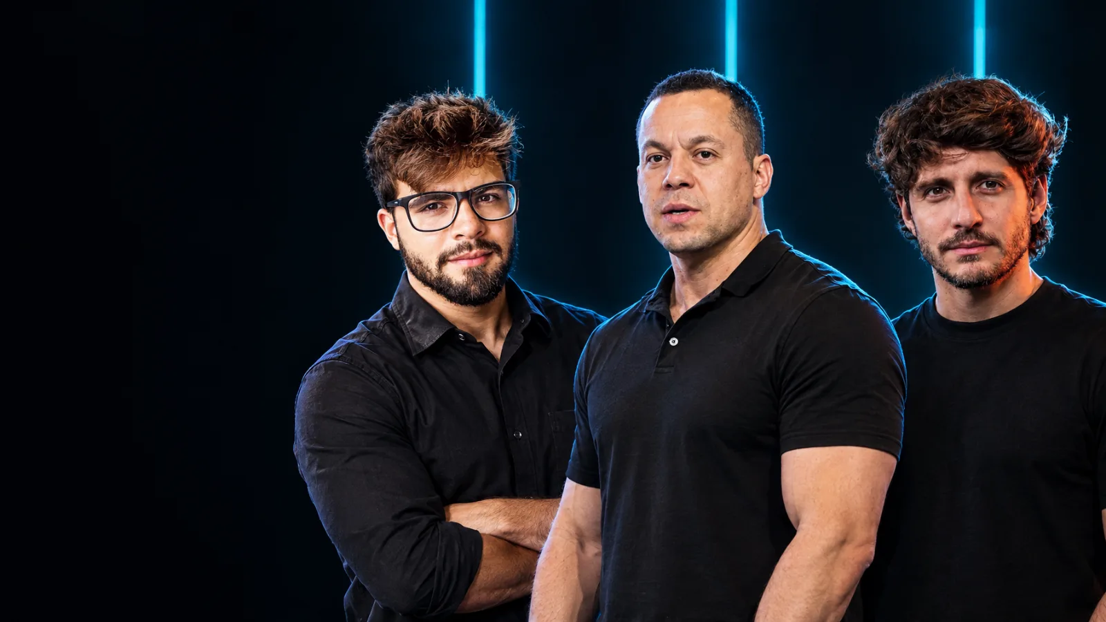 Gio Oliveira e os dois convidados da aula sobre fundo preto com faixas de luz azul petróleo